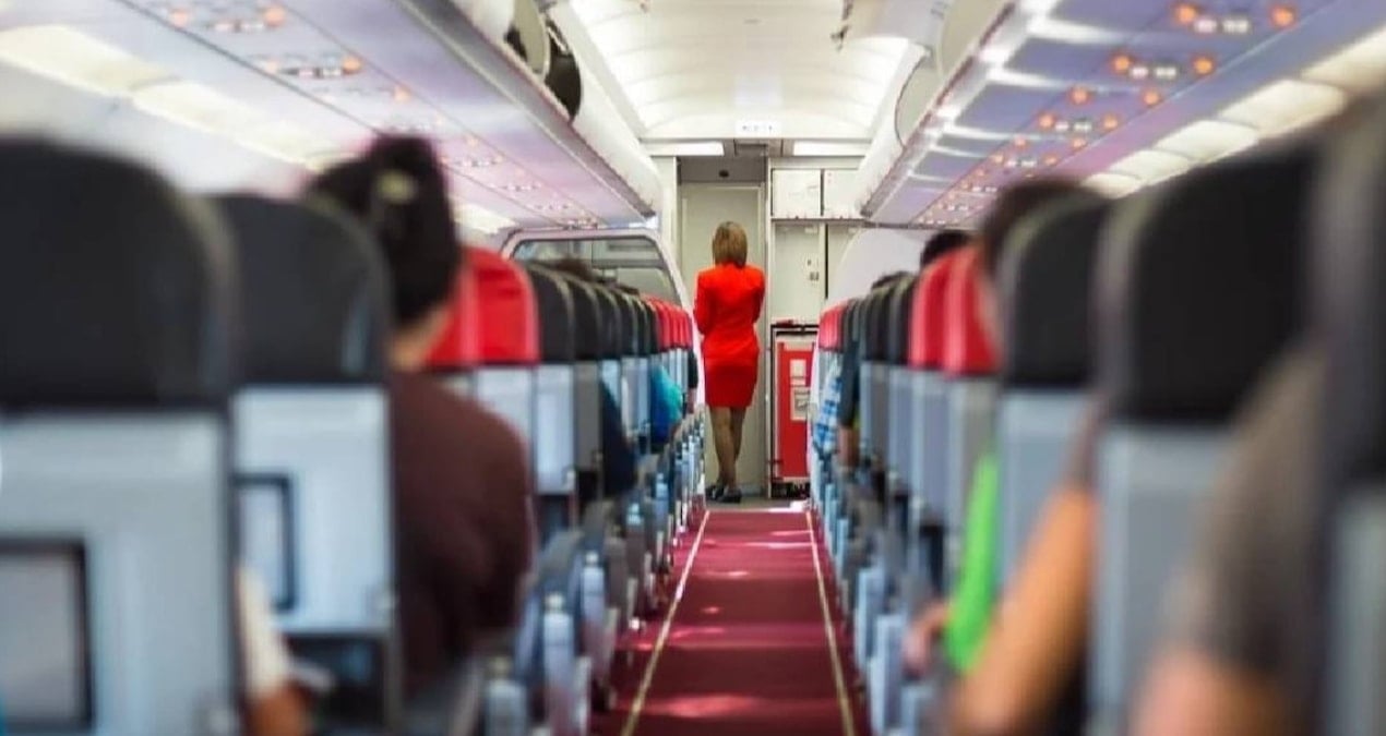 yolcular pasaportlarini yedi ucak acil inis yapti eFc7rbVn