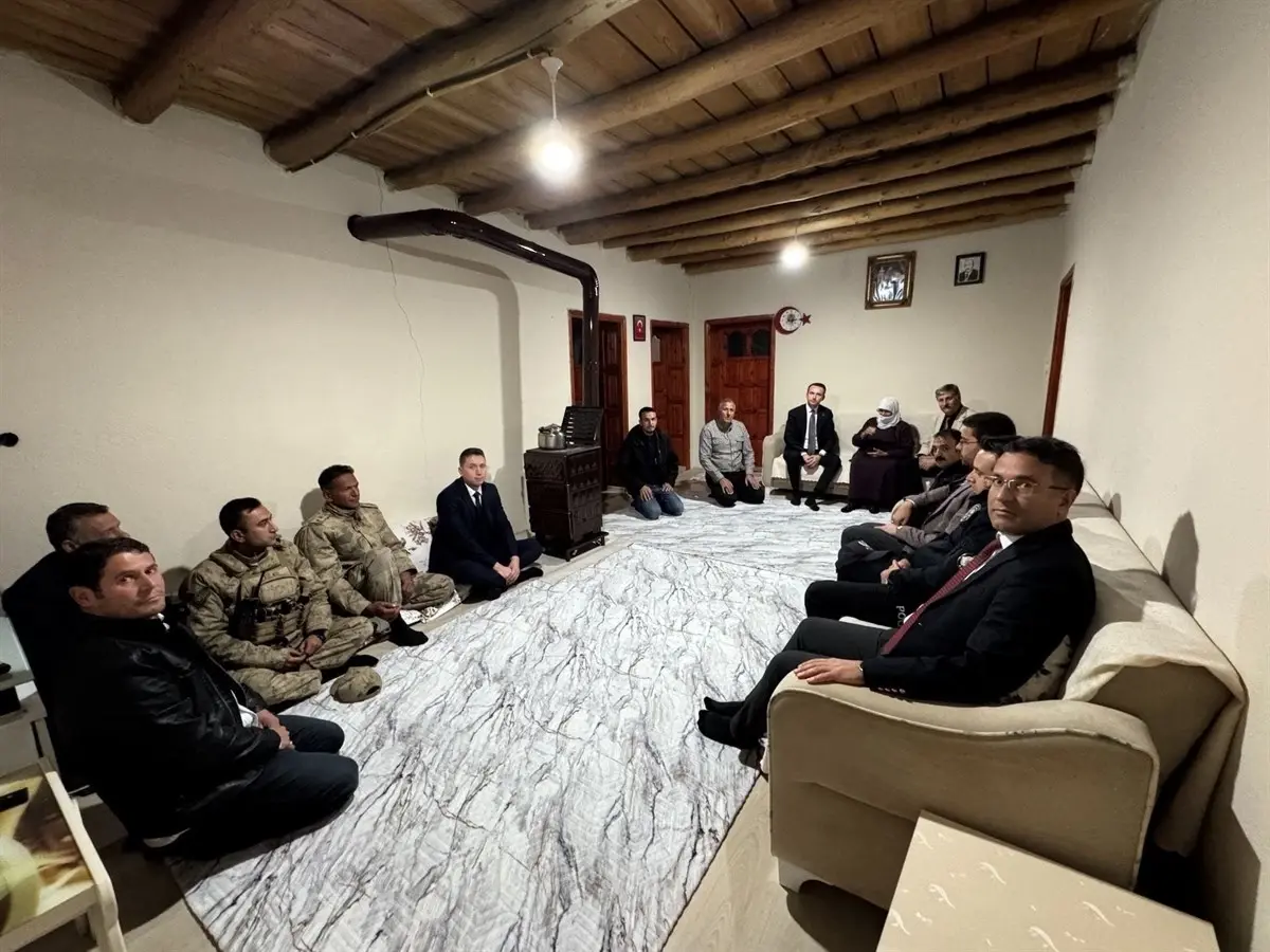 kaymakam suleyman bakan sehit ailelerini ziyaret etti YbtLZHhW.jpg