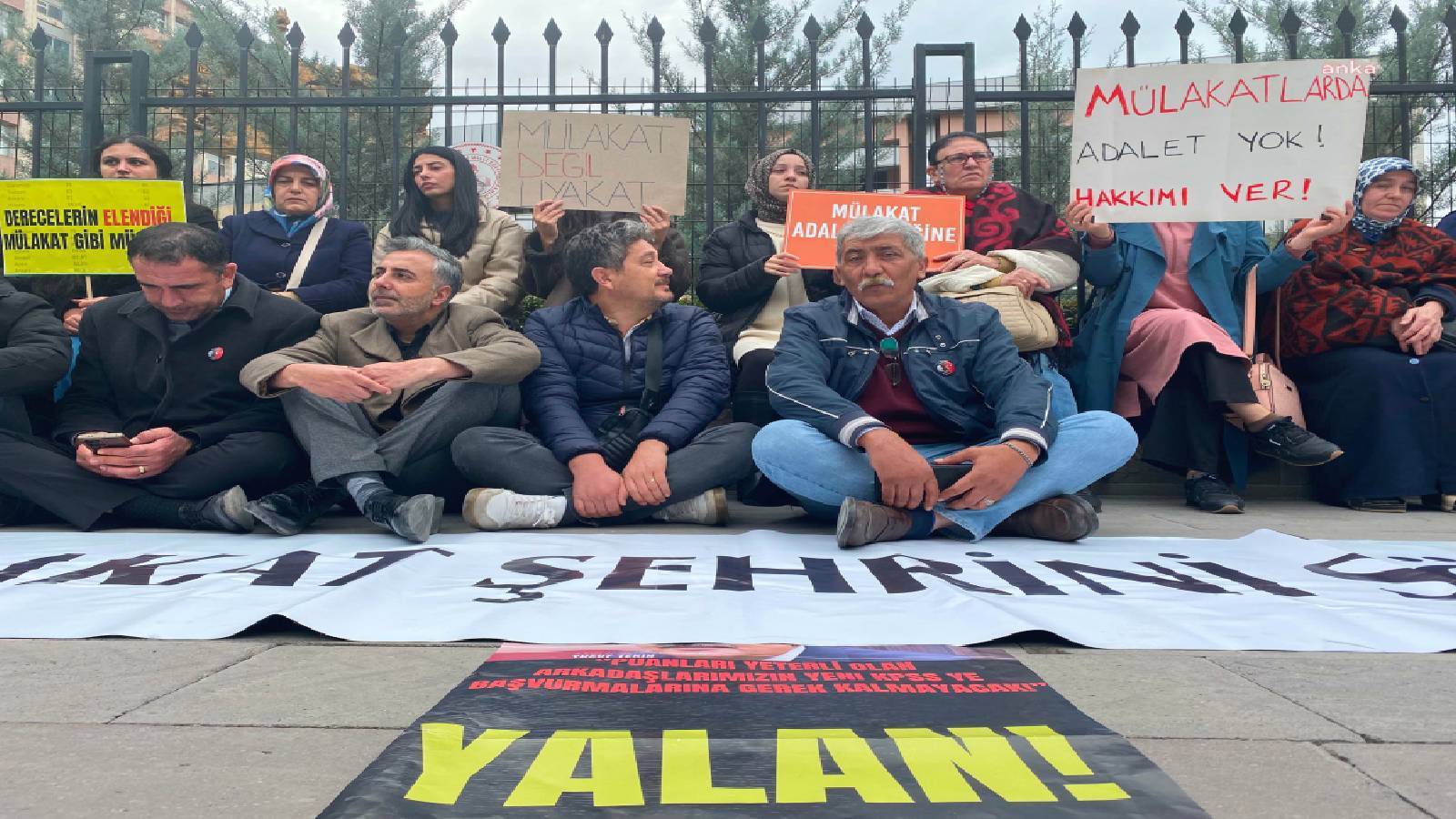 mulakat magduru ogretmenlerin aileleri ankarada herkes kendi koltugunun sevdasinda kimse ilgilenmiyor OyUAFs8a