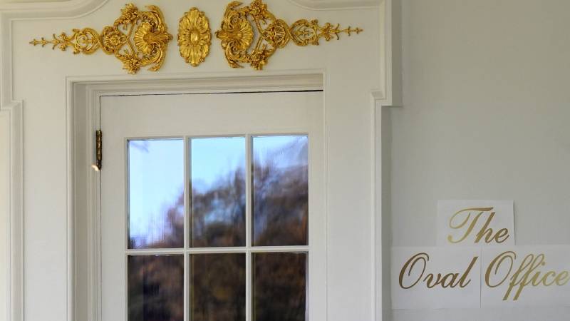 abd tarihinin en uzun huk met kapanmasini yasiyor trump oval ofise altindan tabela hazirlatiyor QxfMEA4x.jpg