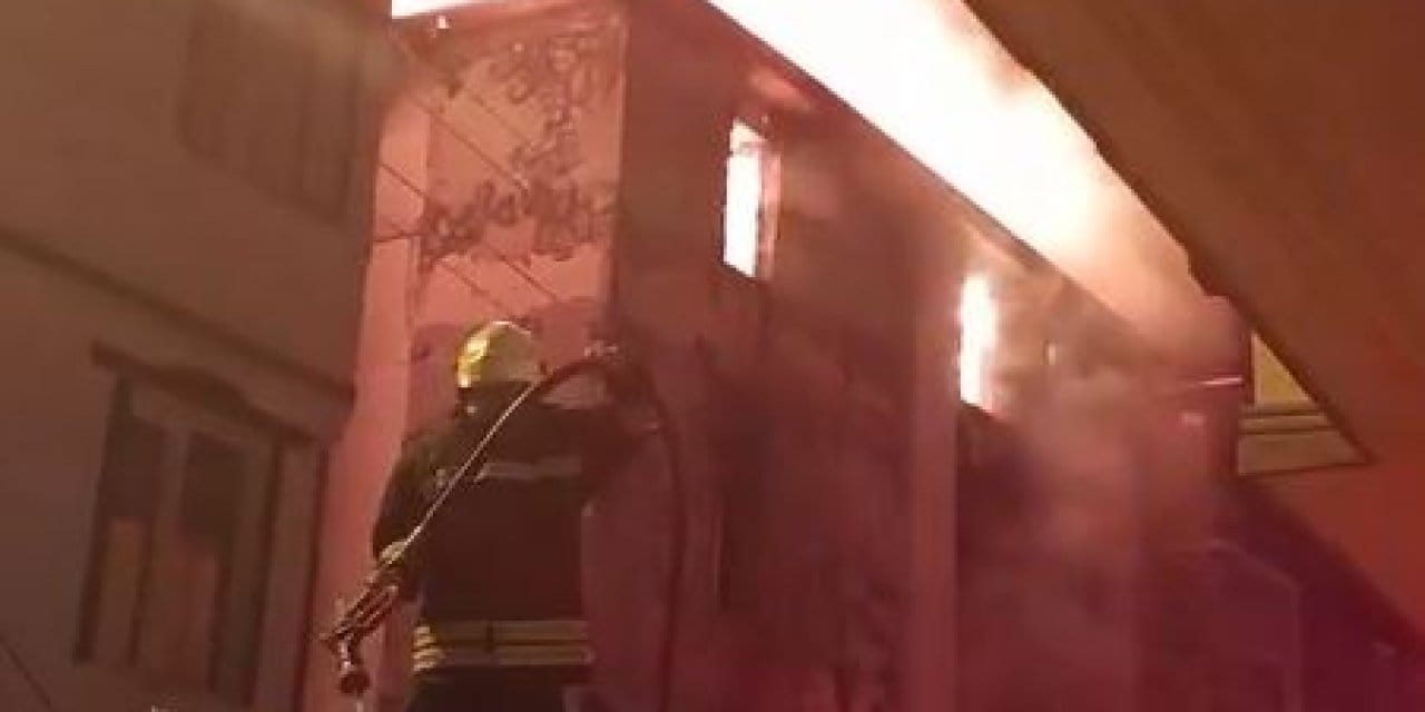 gaziantepte bina yangini kullanilamaz hale geldi IrKJ8M4O.jpg