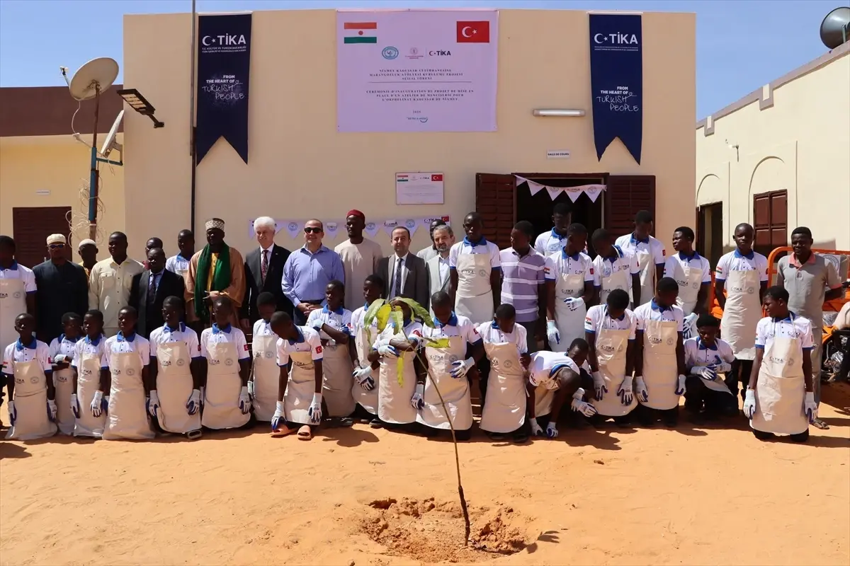 nijerde yetimlere marangozluk egitimi 8OCu3cBS.jpg