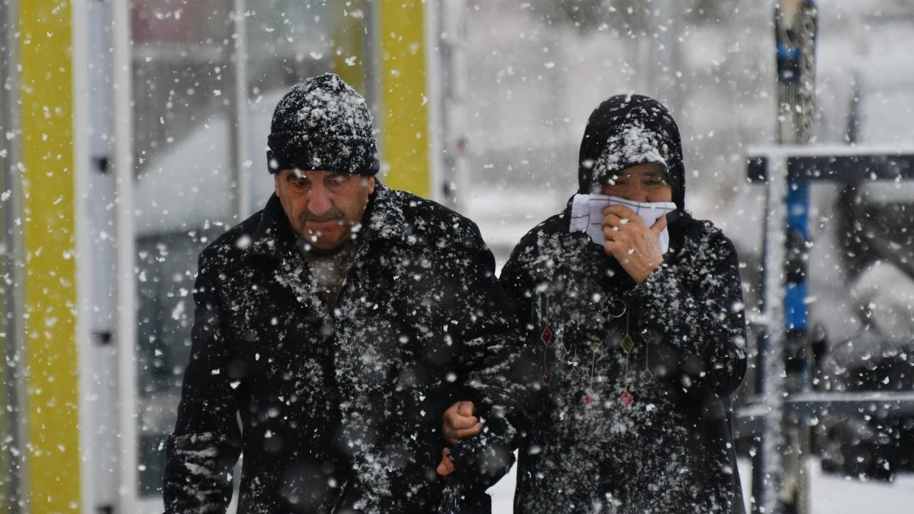 Meteoroloji'den turuncu ve sarı kodlu uyarı: Bazı illere kar, sel, yıldırım, hortum ve tipi alarmı