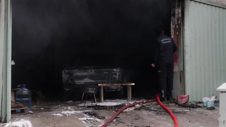 Antalya’da Araç Boyama Atölyesinde Yangın