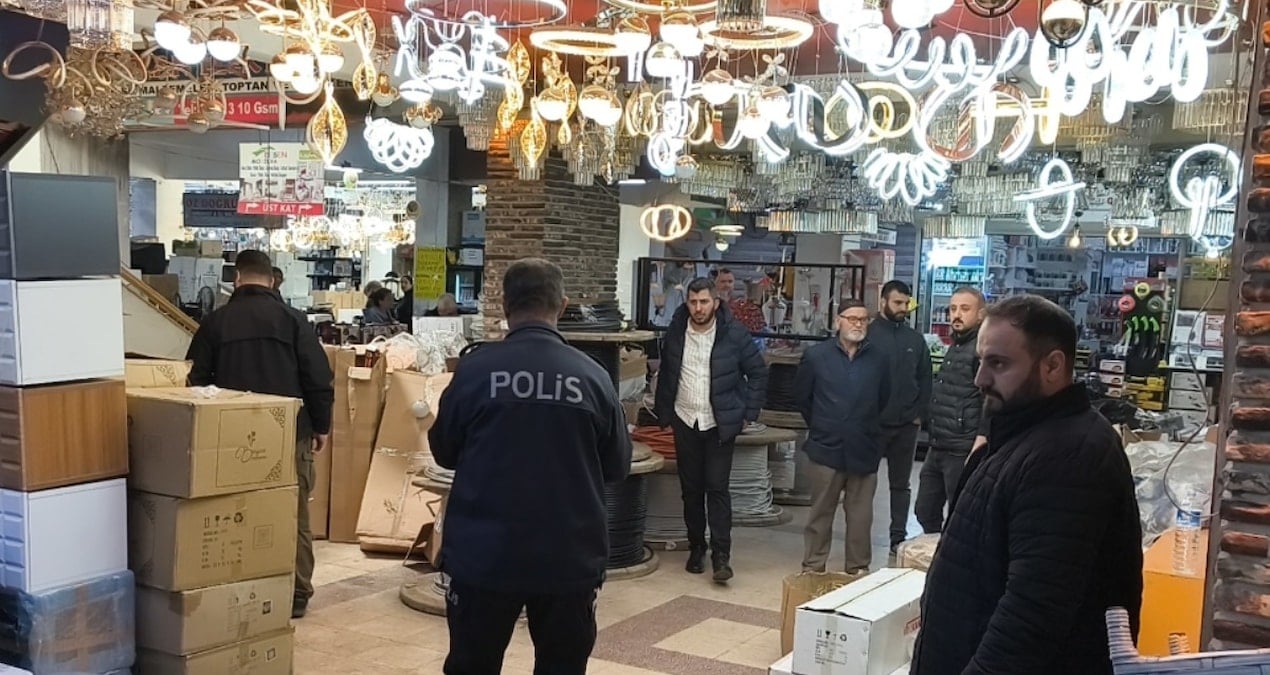 Adana’daki Silahlı Saldırı: Avize Dükkanında Çalışan Genç Adam Ağır Yaralandı