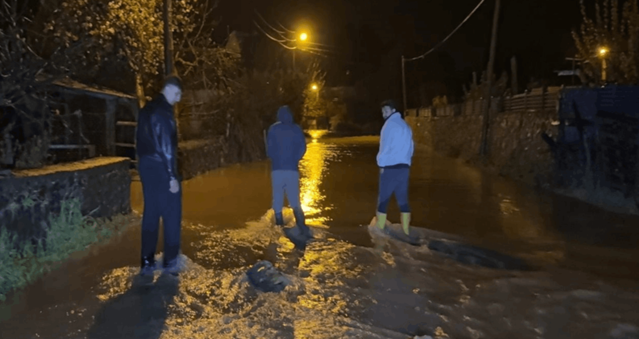 Sakarya’da Sağanak Yağış Sonrası Dere Taştı, Mahalle Sular Altında Kaldı