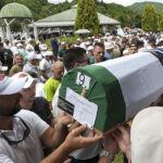 Soykirimin acisi dinmiyor srebrenitsada 10 kurban daha defnedildi 3whFvbXD