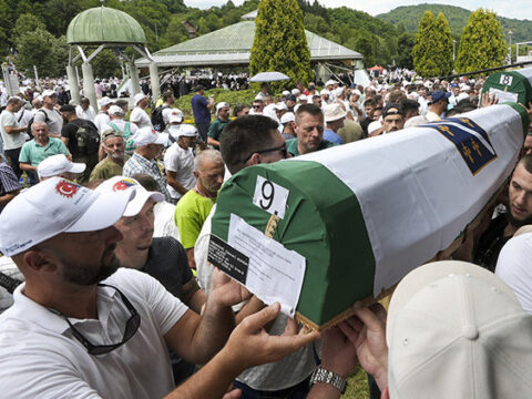 Soykirimin acisi dinmiyor srebrenitsada 10 kurban daha defnedildi 3whFvbXD
