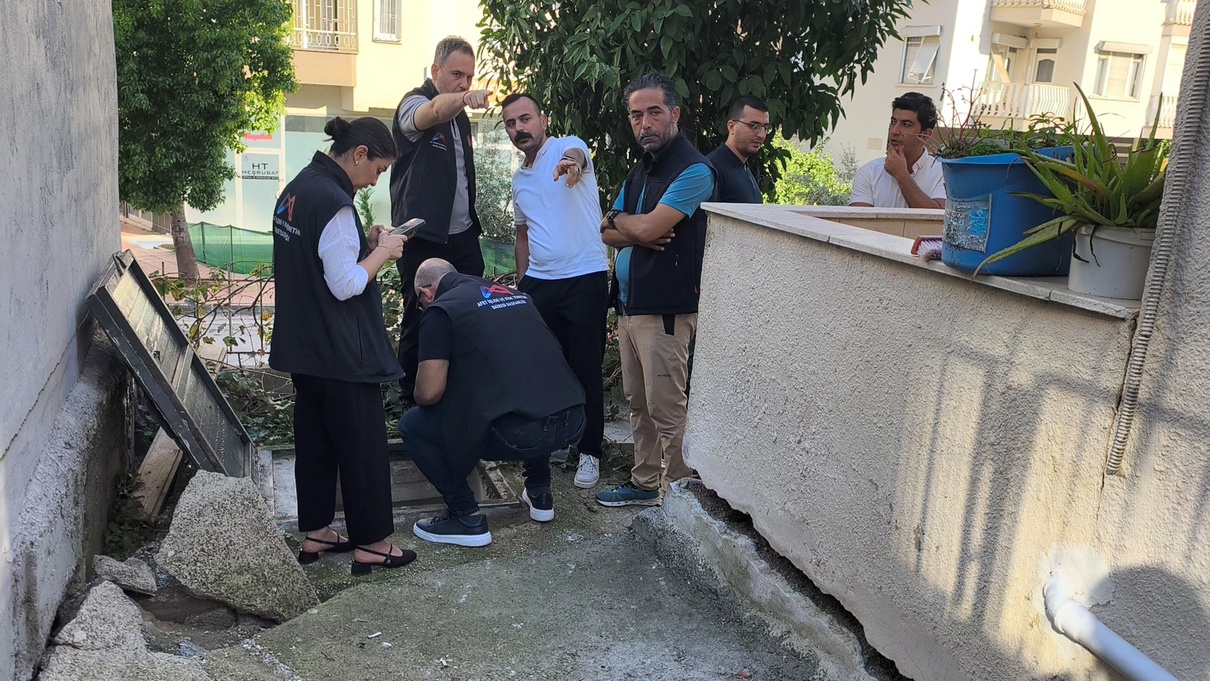 Mersin Yenişehir’de çökme sonrası tahliye edilen binada 40 kişi misafirhaneye alındı